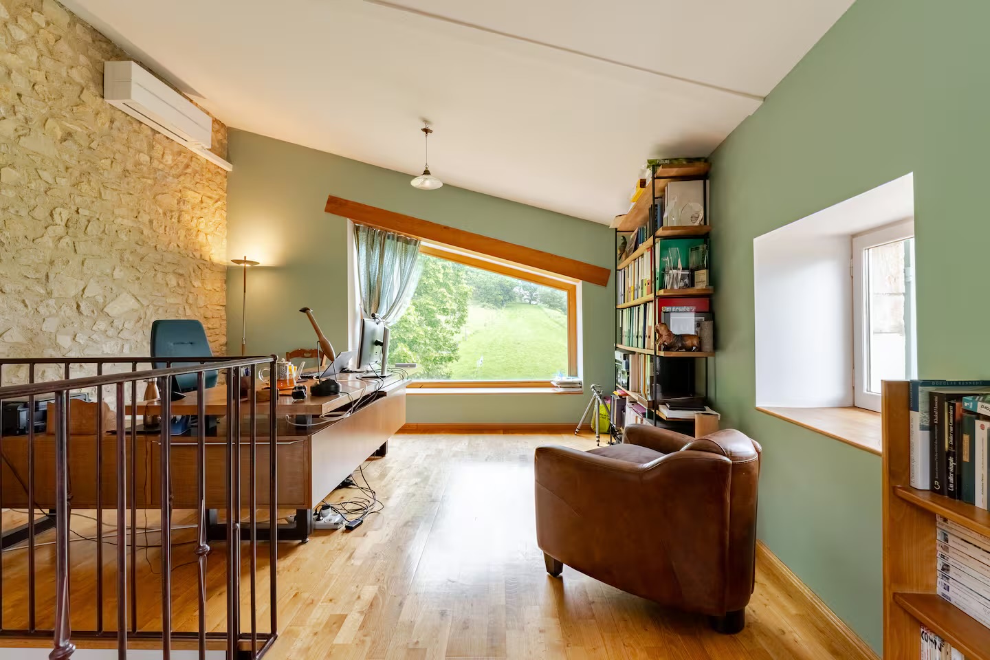 Le bureau, espace de travail climatisé avec vue