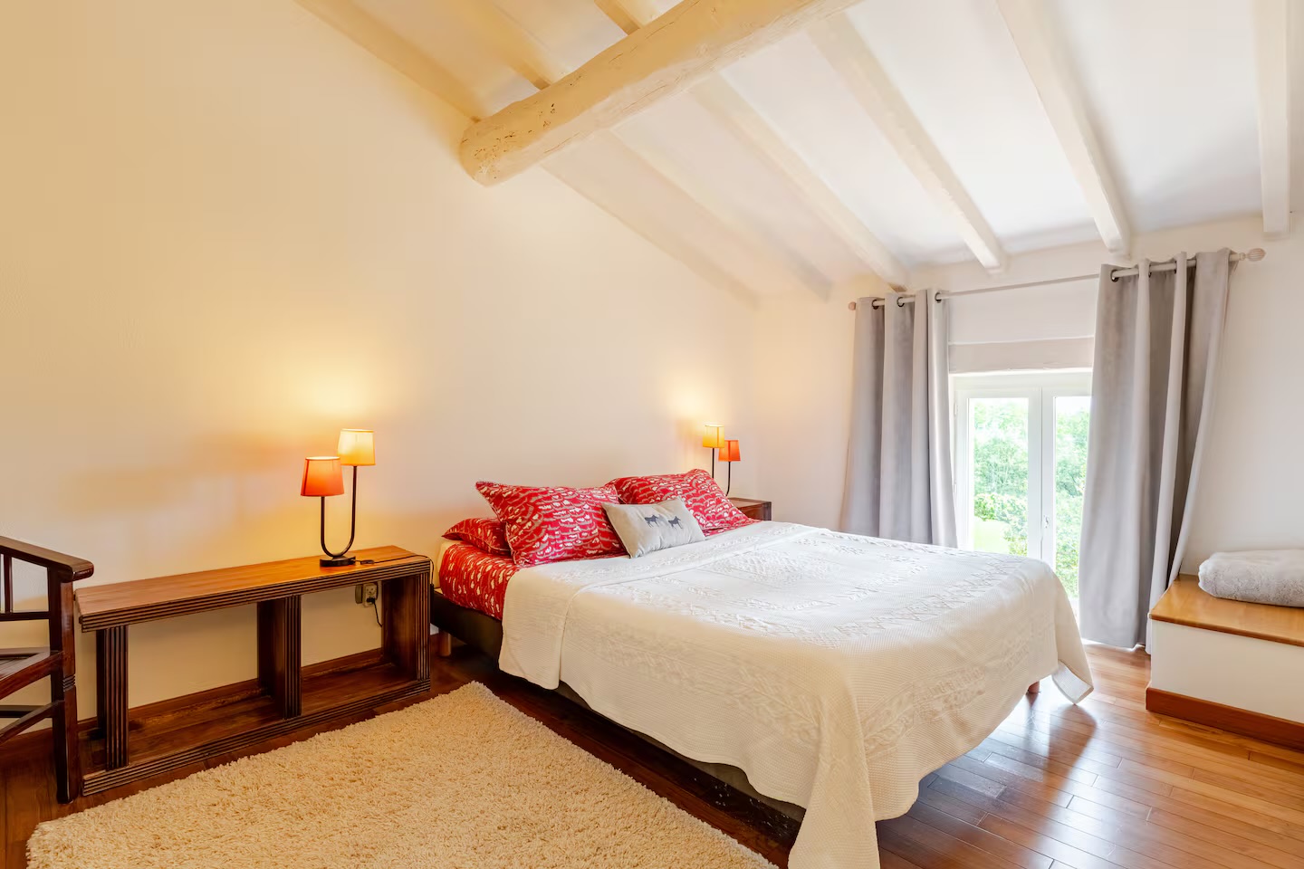 Chambre 3, lit queen et poutres apparentes