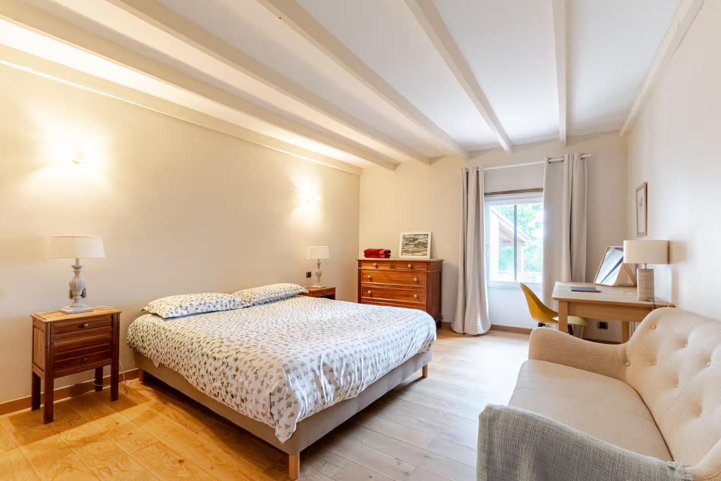 Chambre 4, lit queen et mobilier chaleureux