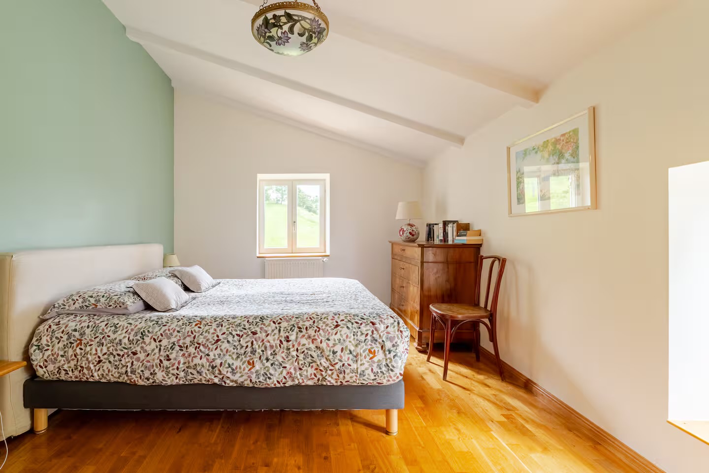 Chambre 1, lit queen et mur vert d'eau