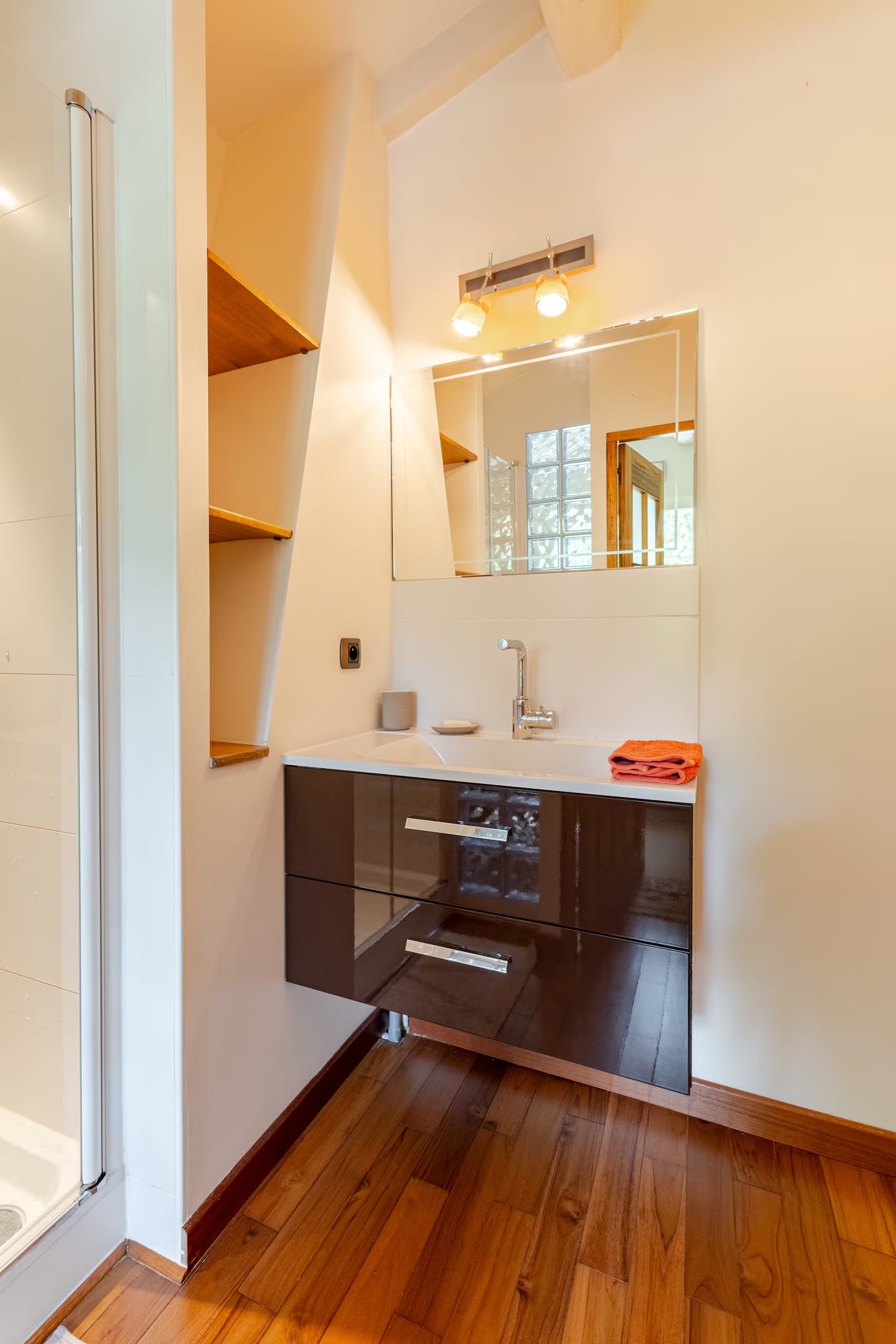 La salle de bain privative de la chambre 3, meuble et douche