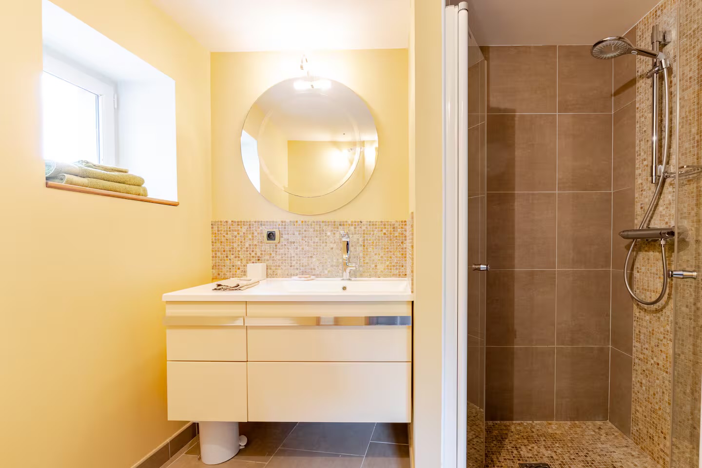La salle de bain de la suite en duplex, douche à l'italienne