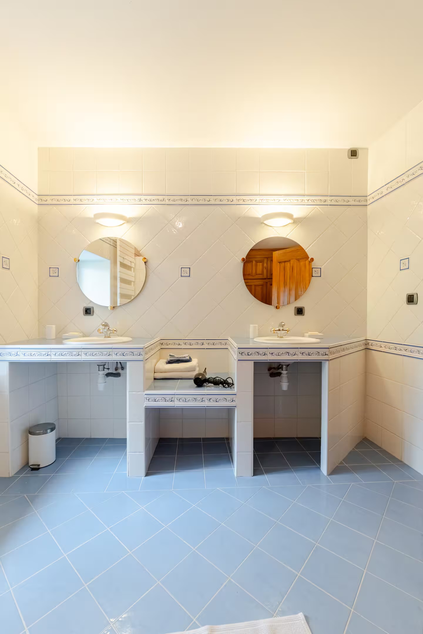 La salle de bain, ses deux vasques et miroirs ronds