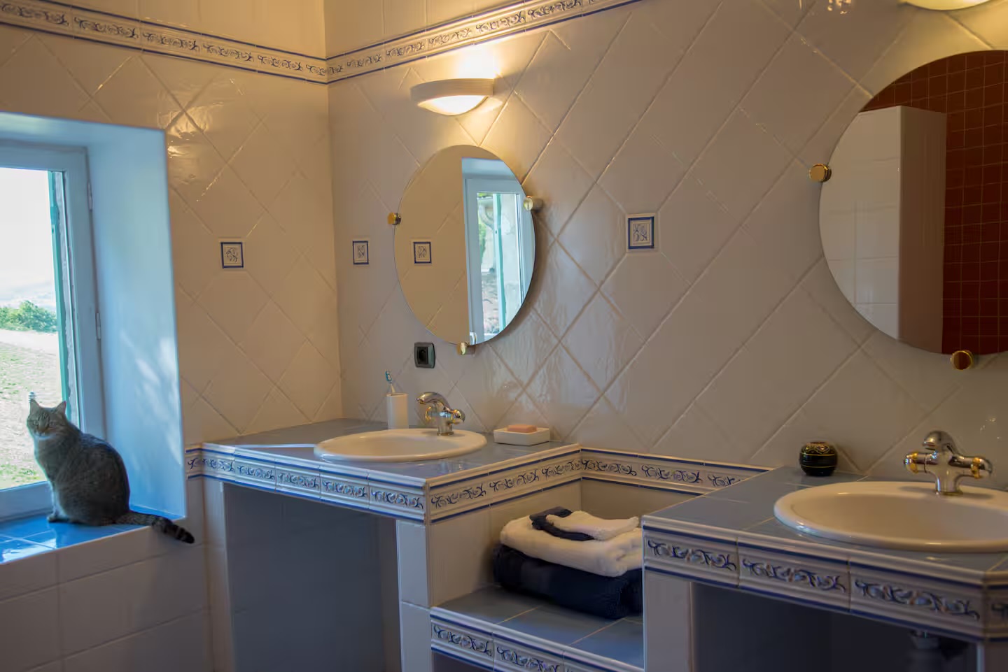 La salle de bain de l'aile droite, double vasque