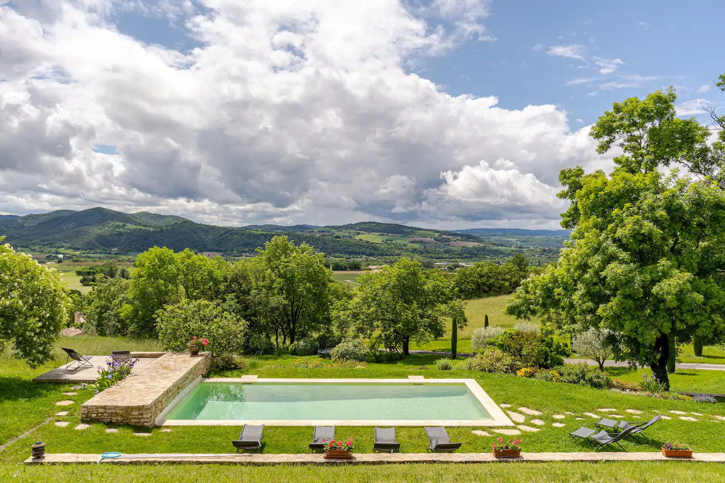 La piscine nichée dans le jardin, vue sur la vallée