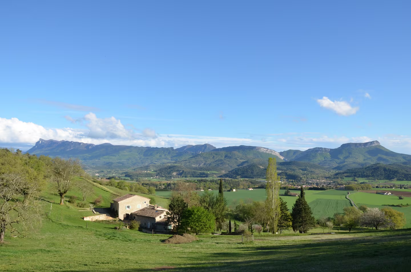 Le domaine dans son paysage, face à la forêt de Saou