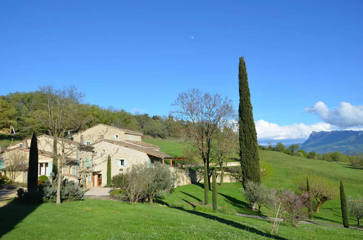 Le mas et son grand cyprès