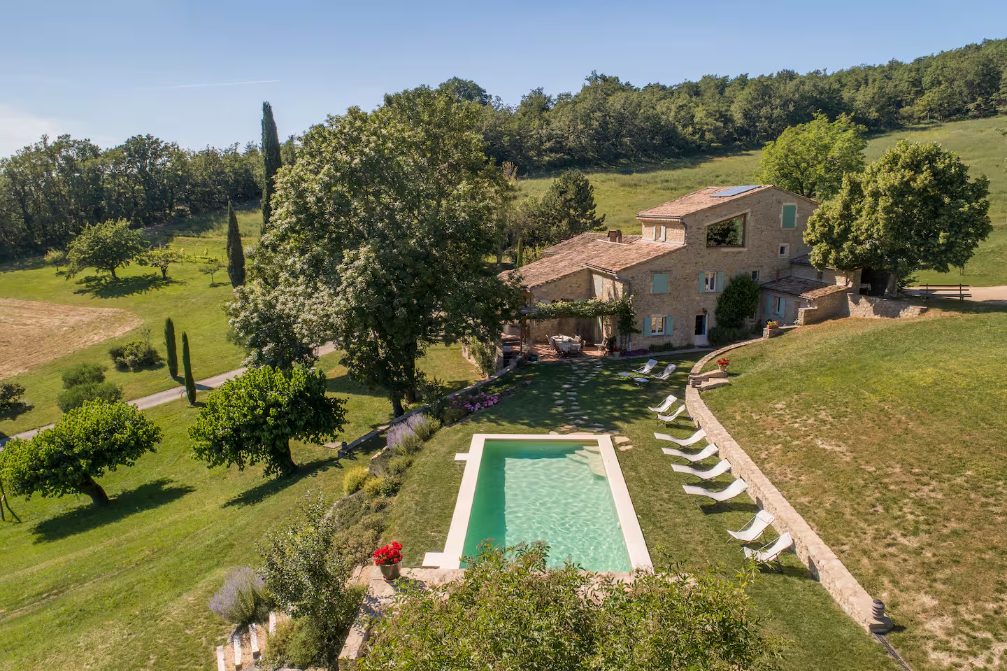 Vue aérienne du domaine, de la maison et de sa piscine