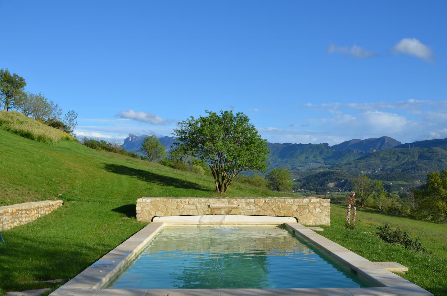 La piscine face aux montagnes de la Drôme