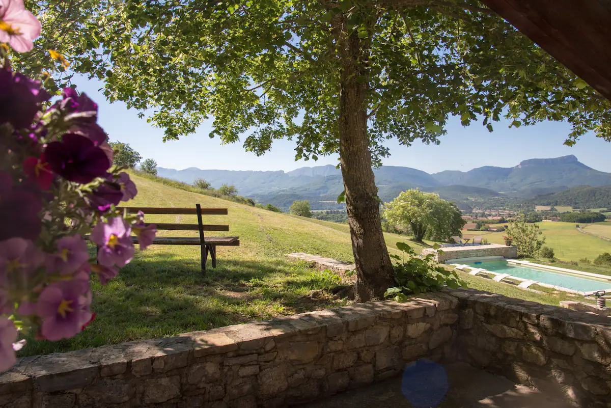 La piscine avec vue panoramique sur les montagnes