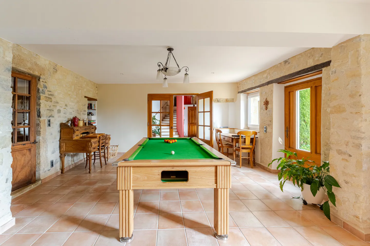 Salle de jeux avec billard