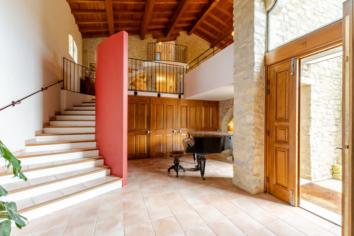 Le hall d'entrée et son piano à queue