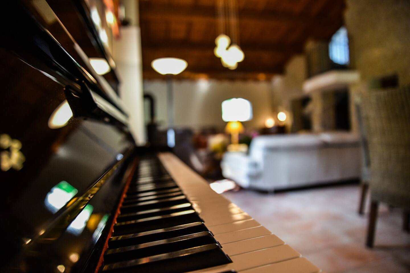 Le piano droit, dans le salon