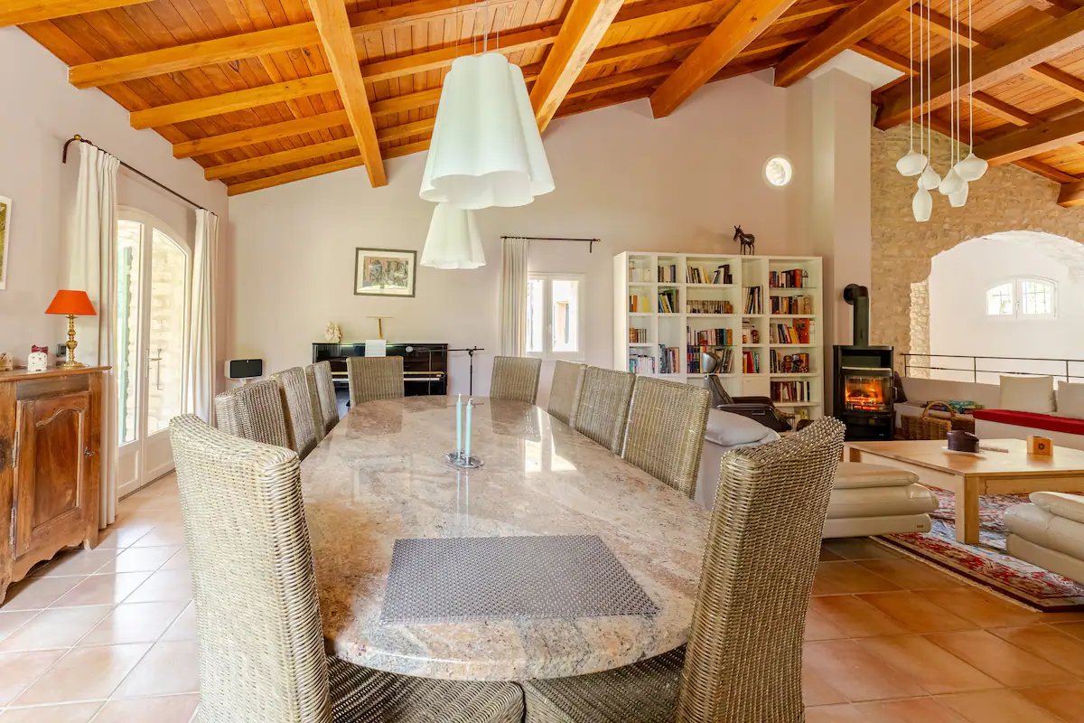 Grande salle à manger sous charpente