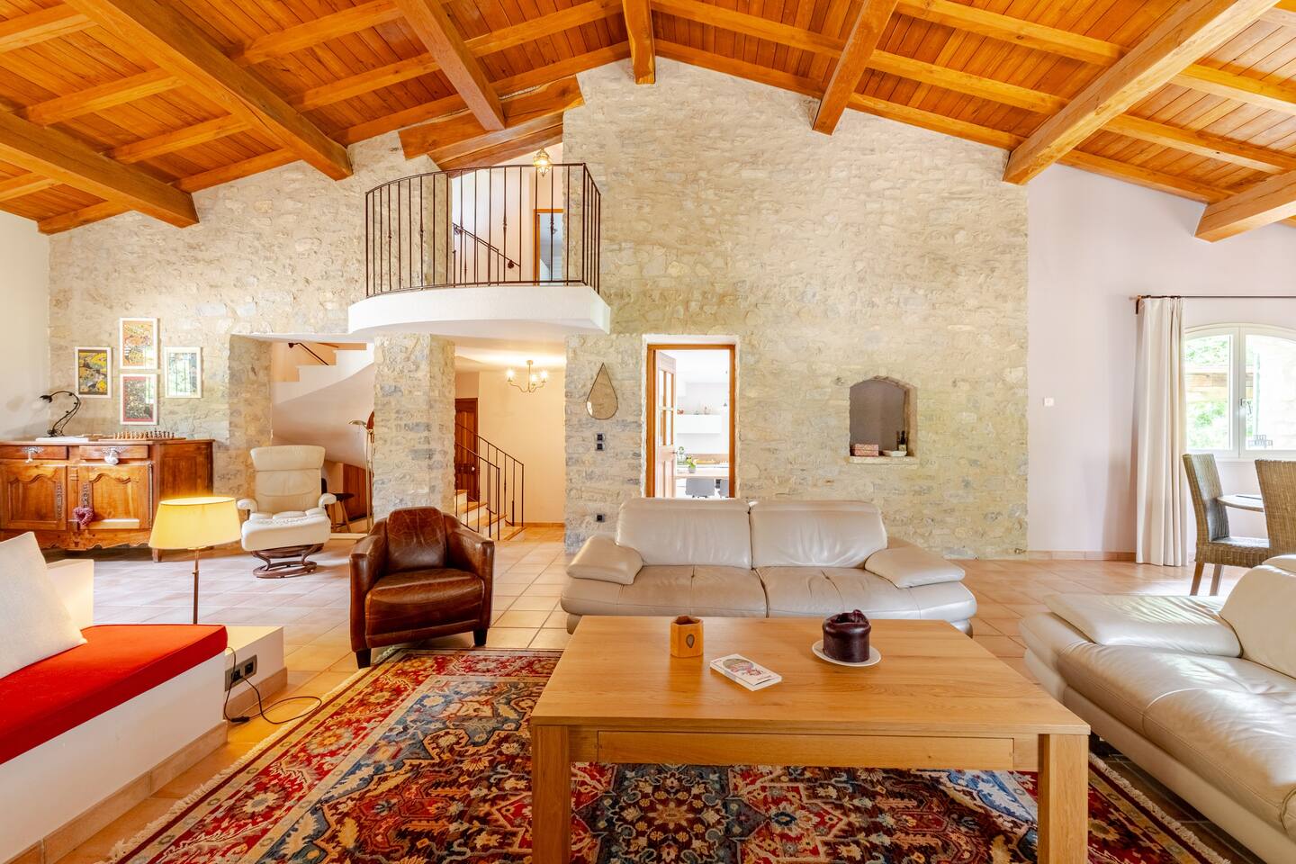 Le salon sous charpente et sa mezzanine